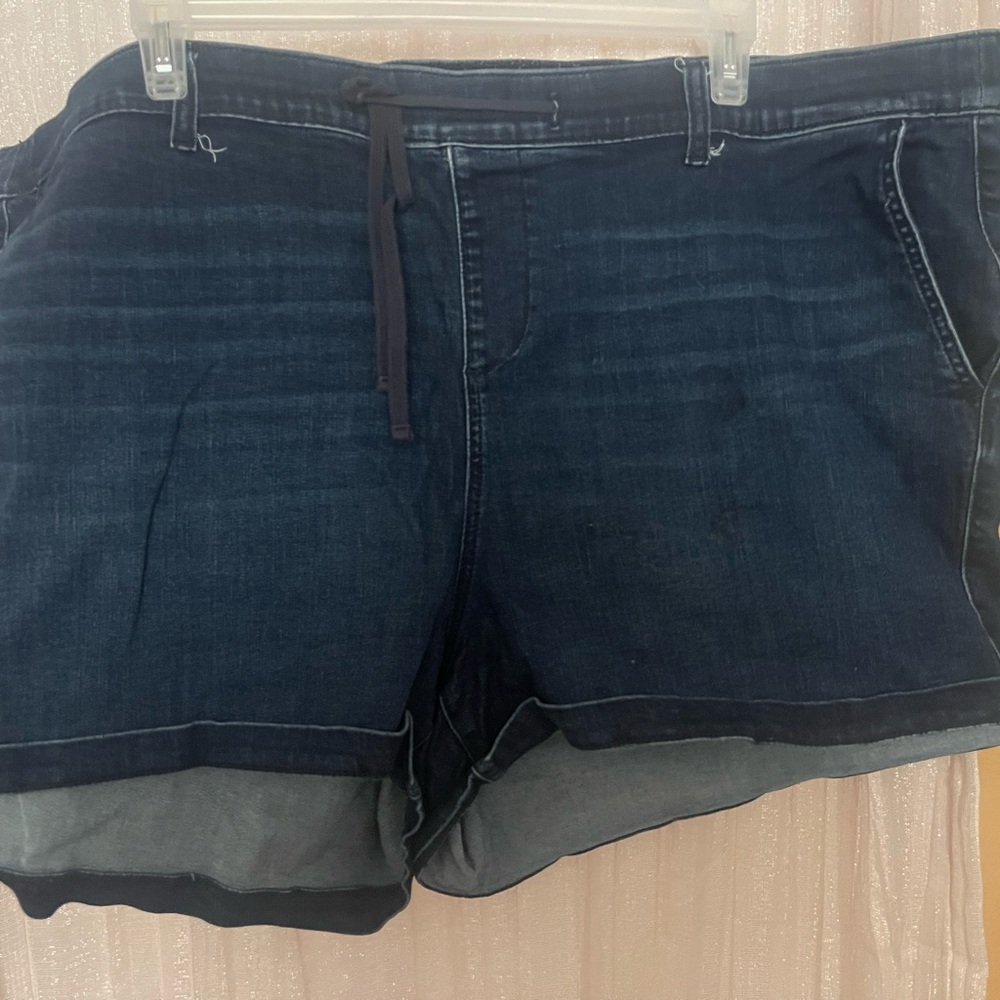 Torrid loose fit stretch denim shorts.